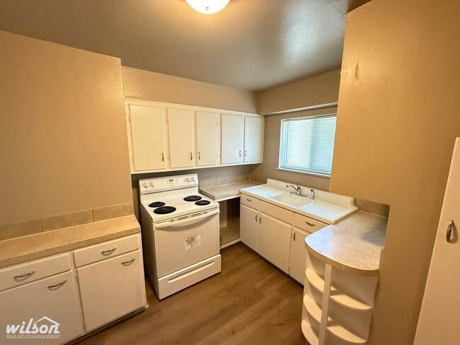 Building Photo - Spacious 3-Bedroom - 2-Bath Home with Bonu...