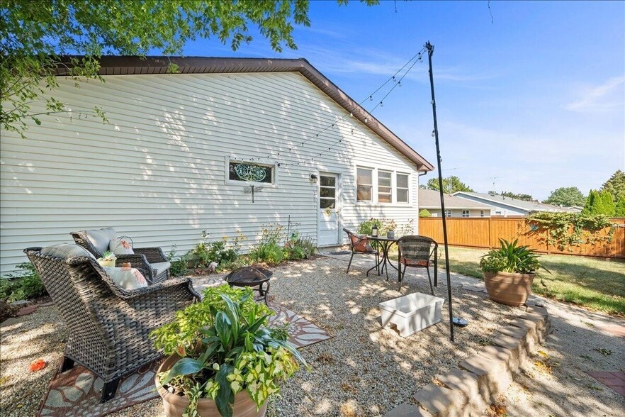 Building Photo - 3955 Meadowbrook Ct