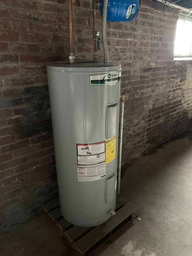 Building Photo - Renovated and Ready to Rent...340 N Aurora Collinsville