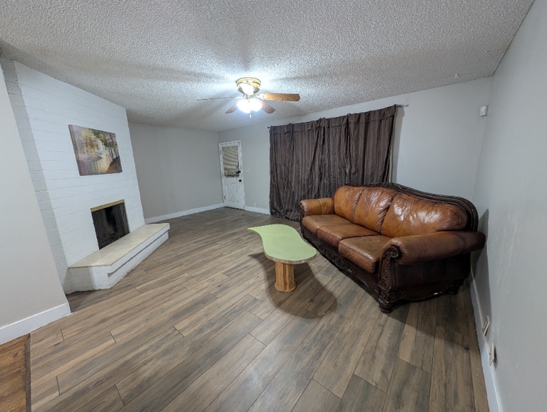 Primary Photo - 1311 W Elna Rae St