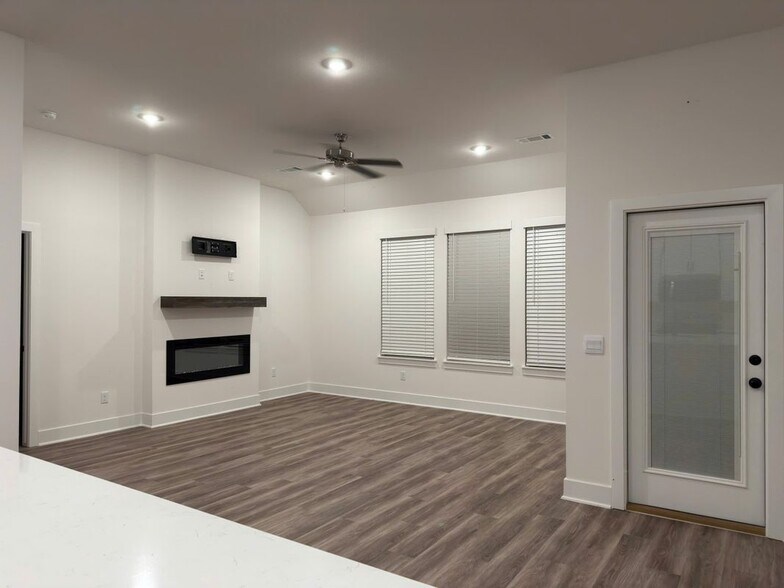 Building Photo - 4225 Florentina Ave