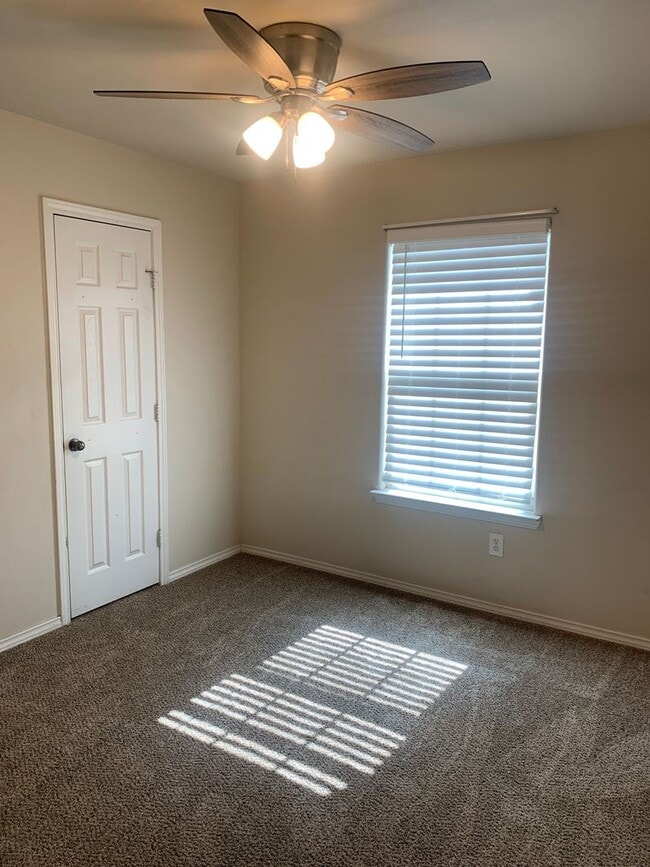 Building Photo - Available NOW! 3 Bedroom 2 bath 2 car garage in Fox Ridge!