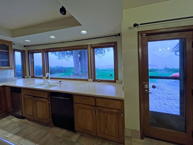 Building Photo - Gated Sound view home Des Moines area, 4 bed plus den 2.5 bath 3900 s/f, Available NOW!!!