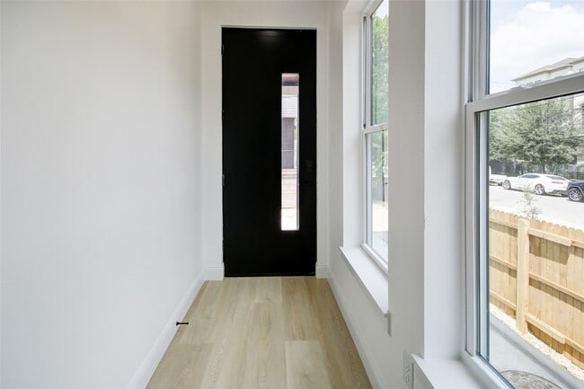 Building Photo - 1214 W 24th St