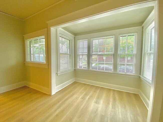 Building Photo - Charming 3 Bed 2 Bath Portland Bungalow!