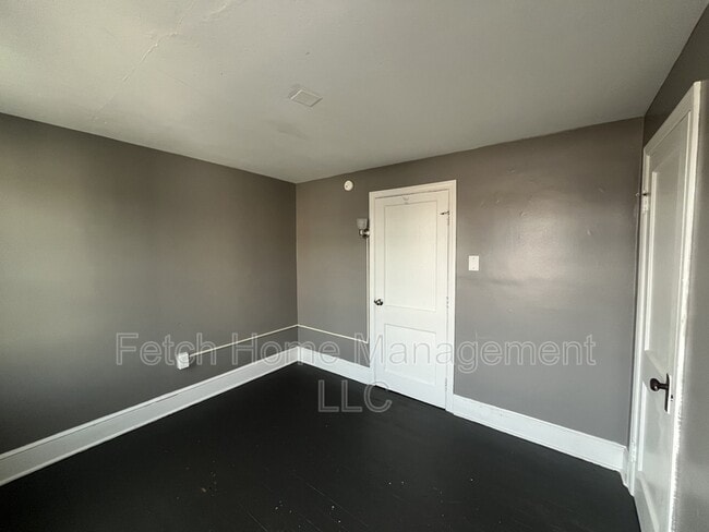 Building Photo - 106 S Pershing Ave