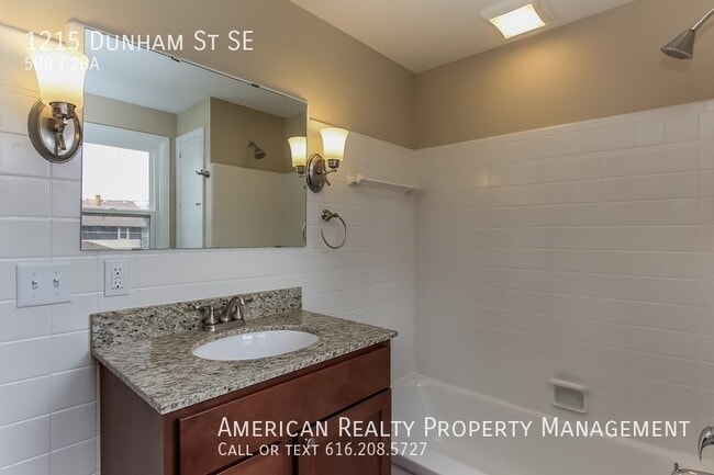 Building Photo - 1215 Dunham St SE