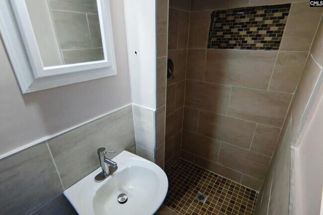 Building Photo - 1204 Omega Dr