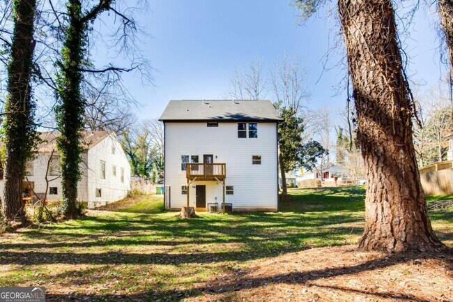Building Photo - 870 Gaston St SW