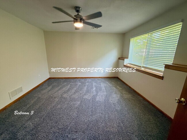 Building Photo - Amazing 3 Bedroom Townhouse!