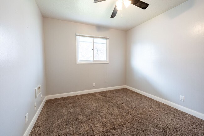 Building Photo - 4 BED 2 BATH HOME WITH BONUS ROOM IN IDAHO...