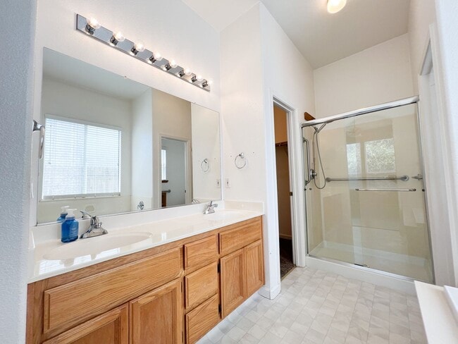 Building Photo - Spacious Single Story 3 Bd, 2 Ba Home in S...