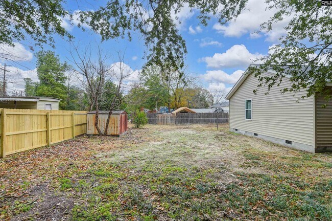 Building Photo - 706 Westside Dr