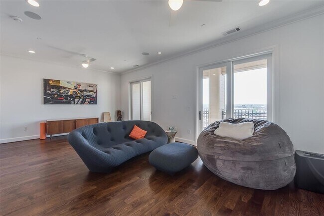 Building Photo - 418 NE 2nd St