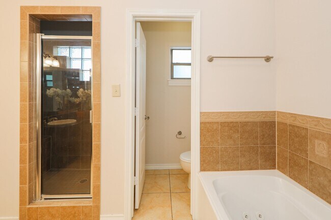 Building Photo - 707 St James Dr