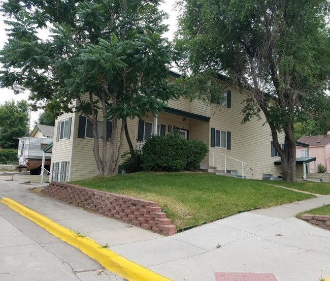 Building Photo - 702 S Gillette Ave S