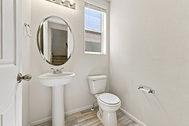 Building Photo - $2,495.95 - 3 Bed, 2.5 Bath Townhome in Aurora with Central AC and In Unit Laundry!