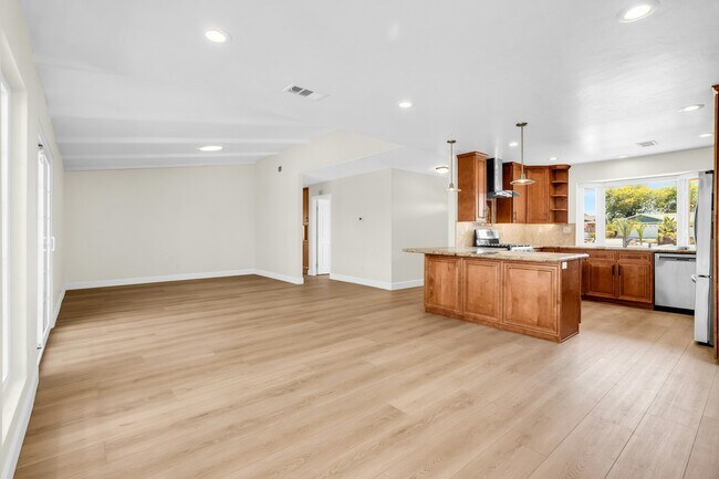 Building Photo - 6246 Decanture St
