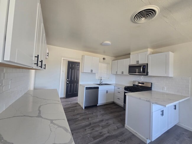 Building Photo - 3 BR 2 BA Available Now