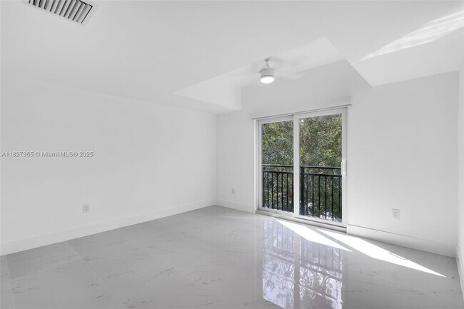 Building Photo - 2510 SW 2nd Ave