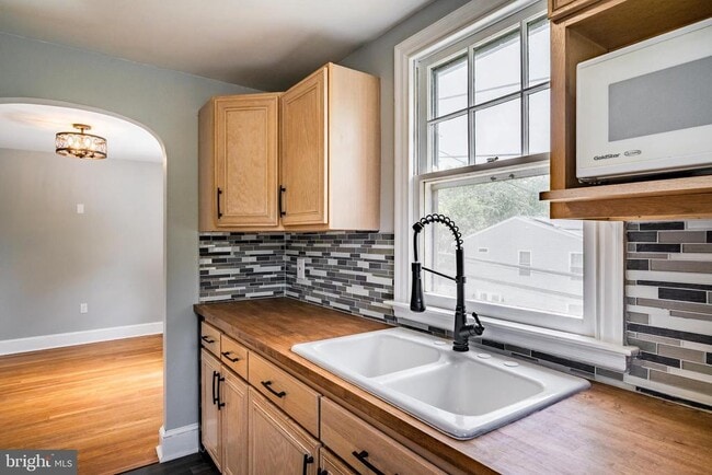 Building Photo - 38 Waverly Ave