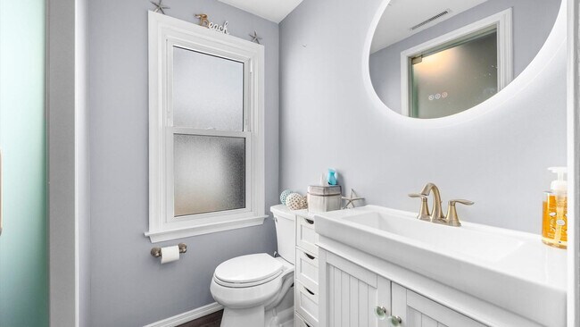 Building Photo - 816 St James Pl