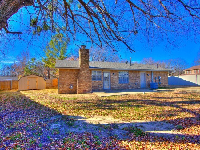 Building Photo - 3 Bed 2 Bath 2 Car Garage in Shawnee!