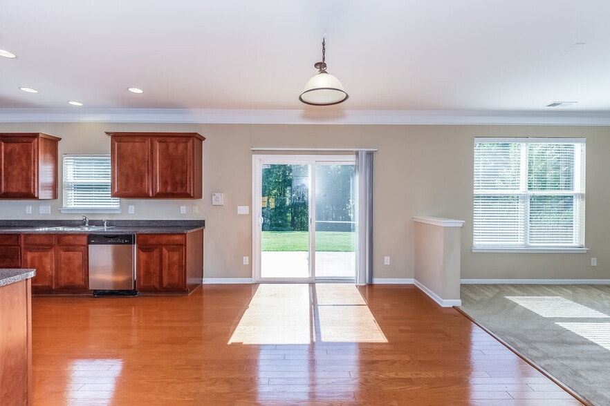 Building Photo - 3004 Centerview Dr