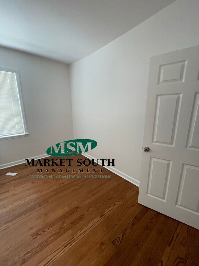 Building Photo - *REDUCED!!* BEAUTIFUL HOME- AVAILABLE Augu...