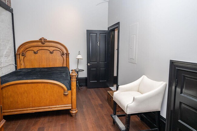 Building Photo - 275 S Limestone