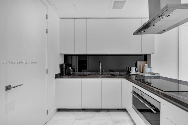 Building Photo - 700 NE 26th Terrace