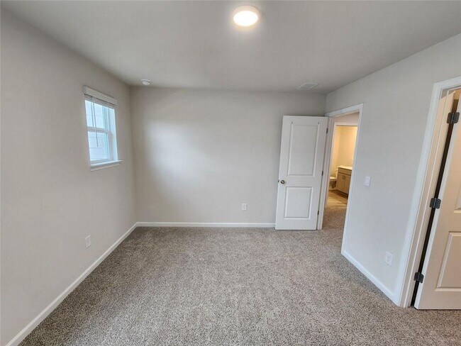 Building Photo - 235 Vly Oak Dr