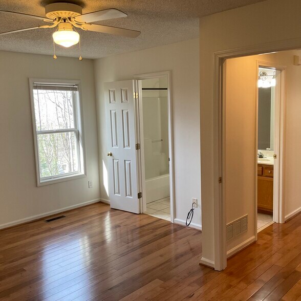 Building Photo - 10 Hillsboro Dr