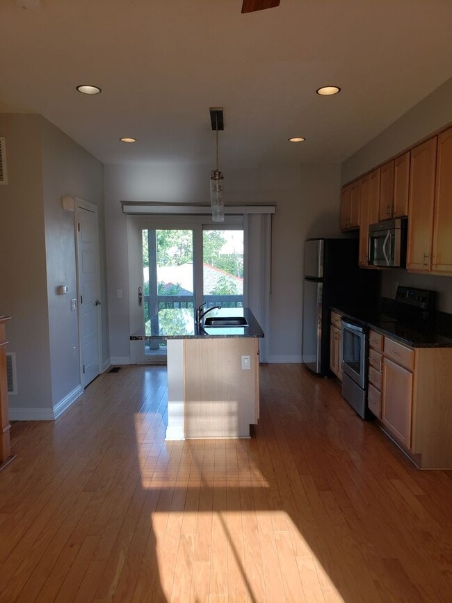 Building Photo - 1 Bed 1.5 Bath Townhome in King-Lincoln Br...