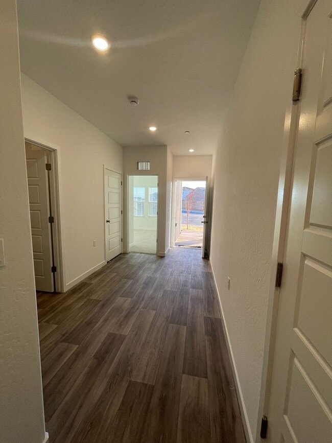 Building Photo - Modern Luxury Living in Madera! $500 OFF FIRST MONTH'S RENT