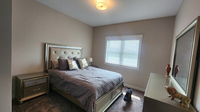 Building Photo - 5 Bedroom, 3 Full Bathroom House with 3 Ca...