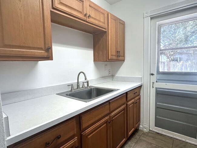 Building Photo - On Island, Close to Historic District & Be...