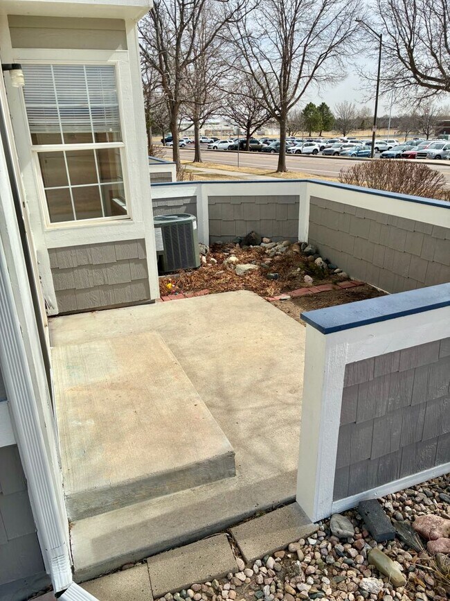 Building Photo - Great Location! Attractive 3 Story Condo