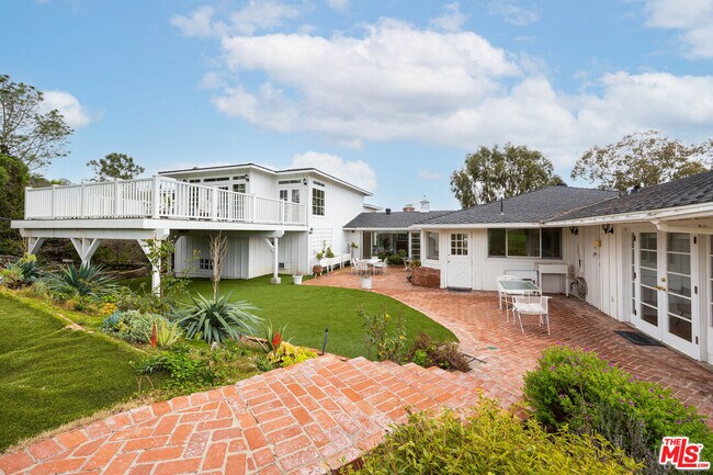 Building Photo - 1110 W Muirlands Dr