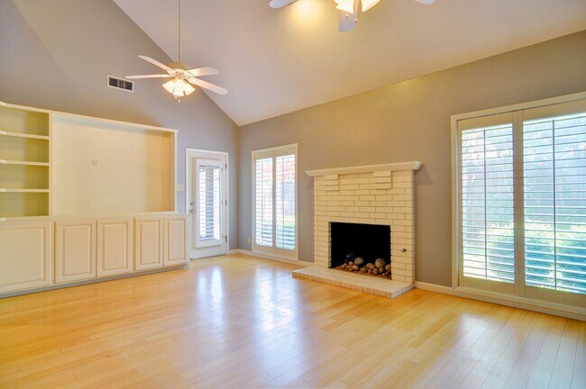 Building Photo - 3 Bedroom Home - Ridglea Country Club Estates