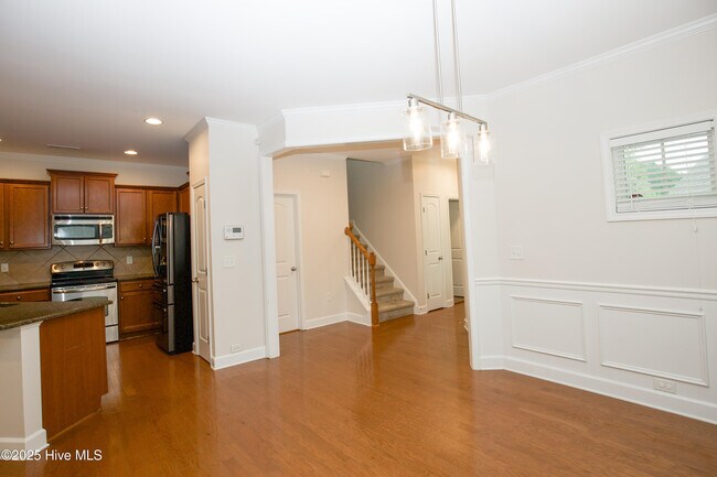 Building Photo - 104 Pine Hawk Dr