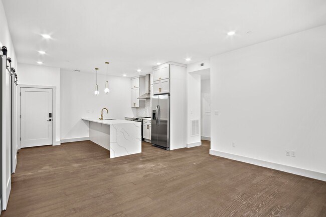 Building Photo - 127 E Cottage St