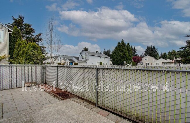 Building Photo - 3020 NE 116th Ave