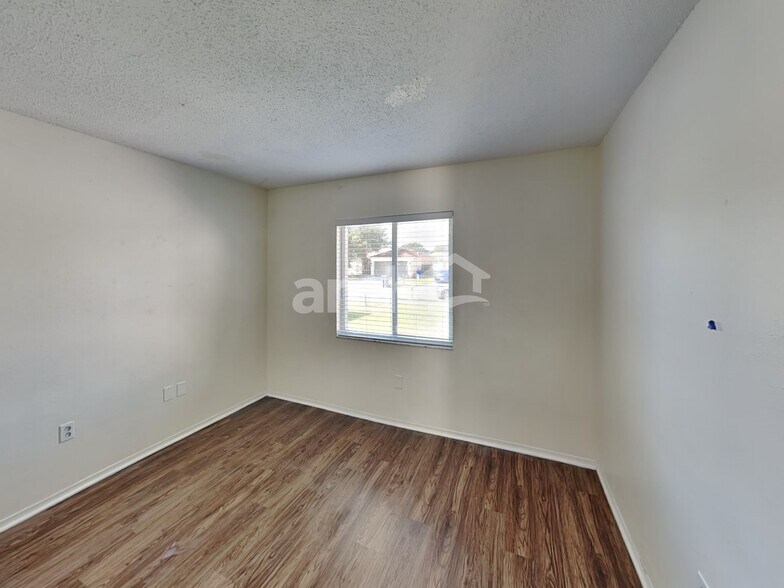 Building Photo - 1209 Blufield Ave