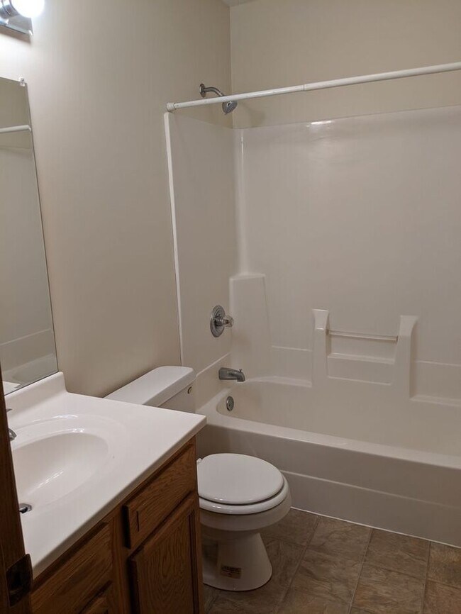 Building Photo - 3 BR, 2 BA home on the northside near shopping