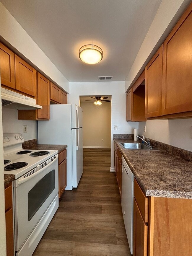 Building Photo - Beautiful 3 bedroom 1.5 Bath Fully Remodel...