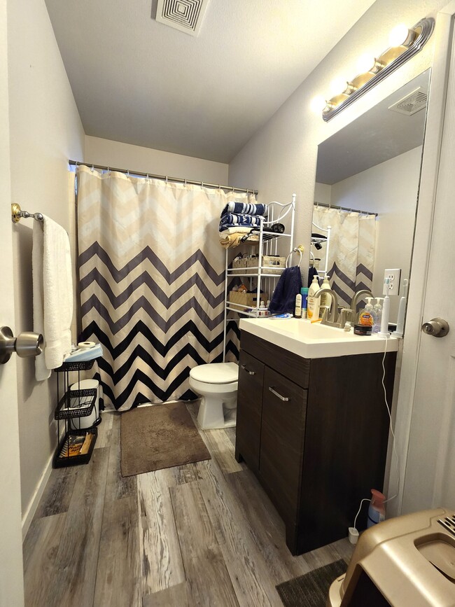 Building Photo - 5810 N Loraine St