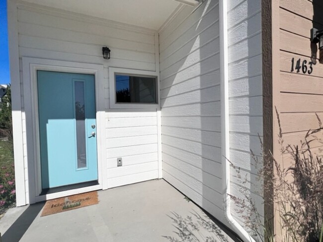 Building Photo - Beautiful Townhouse!