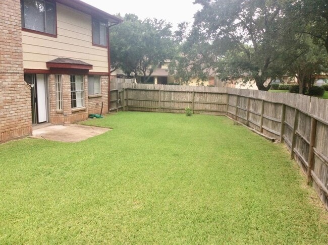 Building Photo - 2122 Braesmeadow Ln