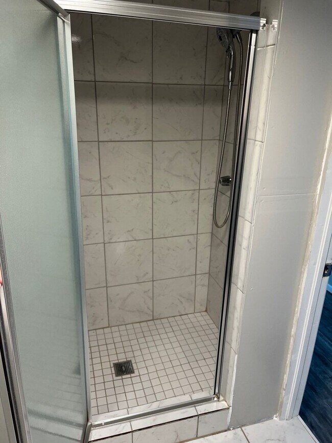 Building Photo - 3 bed 2 bath -Edmond (Danforth and Blvd)